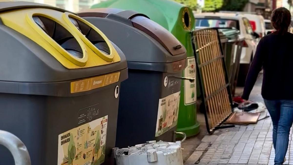 Los vecinos depositan muebles y otros enseres junto a los depósitos de recogida de basuras.
