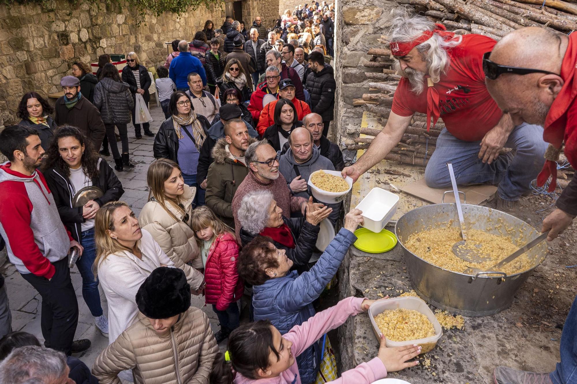 Bagà cuina el seu popular arròs per 2.500 persones