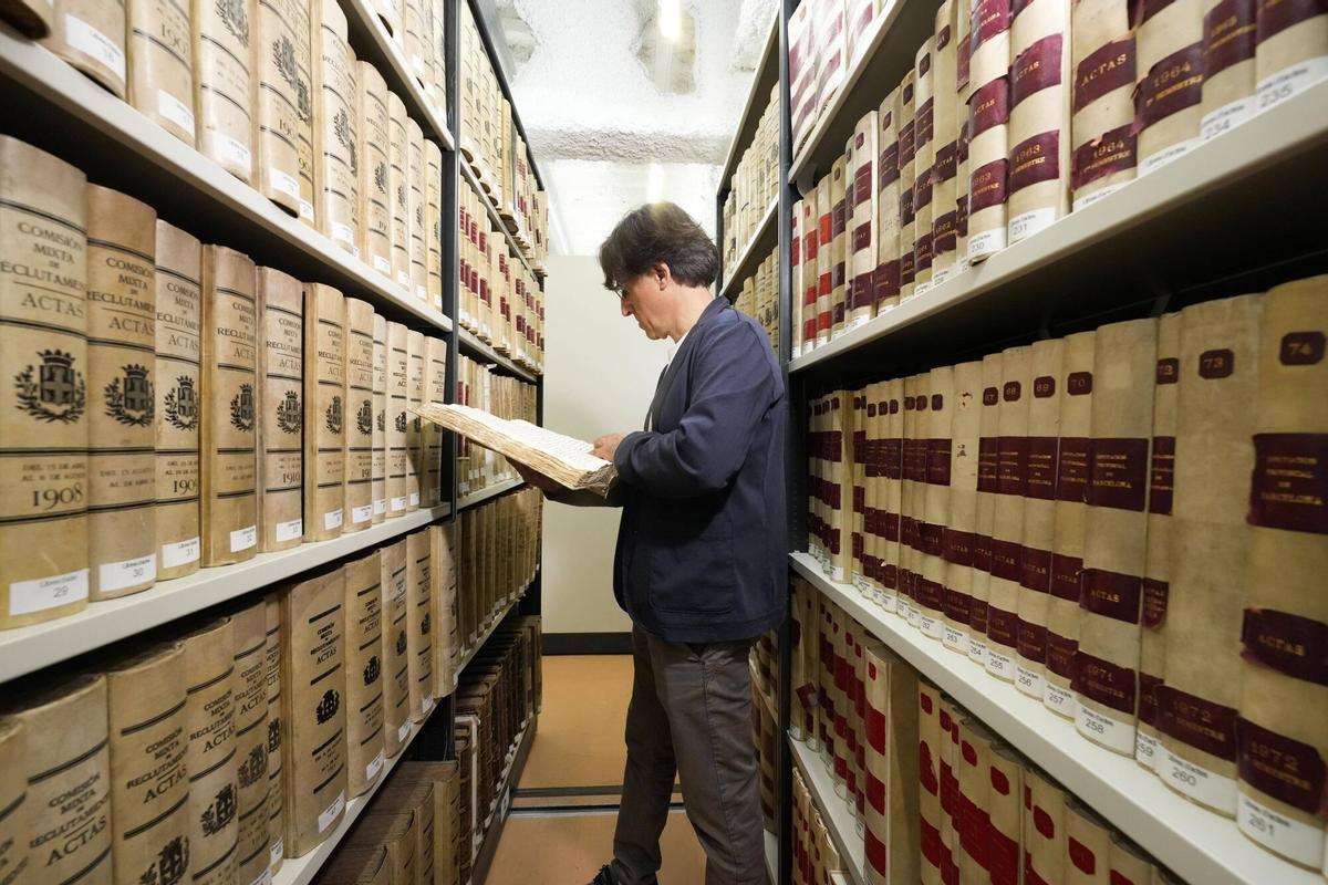 Jordi Vilamala, director del archivo provincial, en los sótanos de la Maternitat.