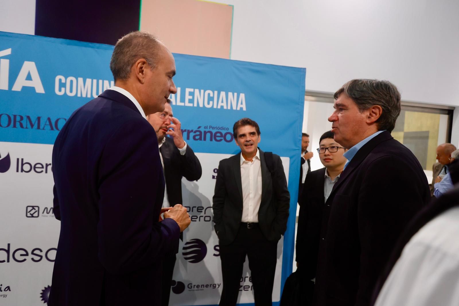 Llegada de los asistentes a la segunda edición del Foro de Energía en la Comunitat Valenciana