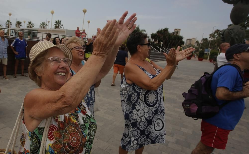 Los "Amigos de la bandera de España" reponen la enseña de la Plaza del Mar