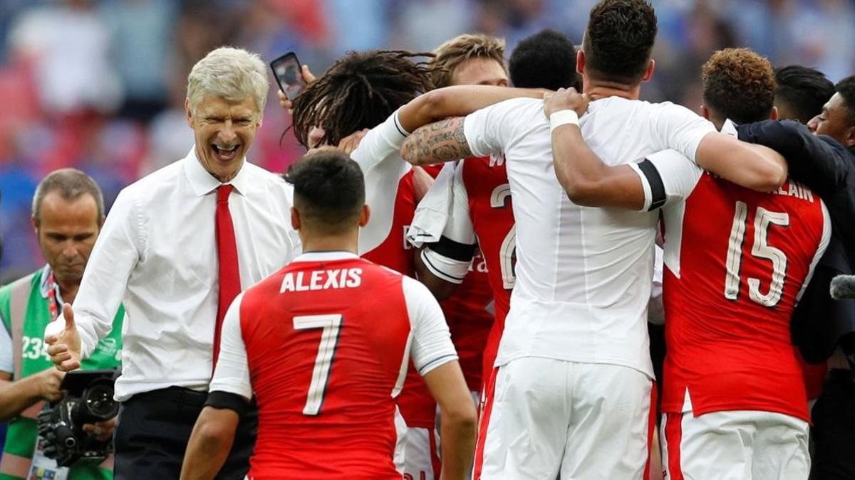 Arsene Wenger celebra con Alexis Sánchez la victoria sobre el Chelsea.