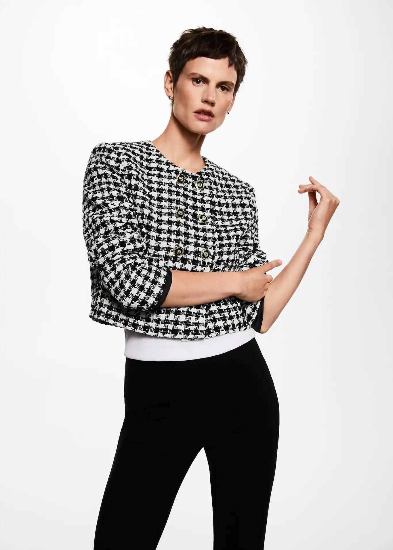 Chaqueta tweed botones joya de Mango