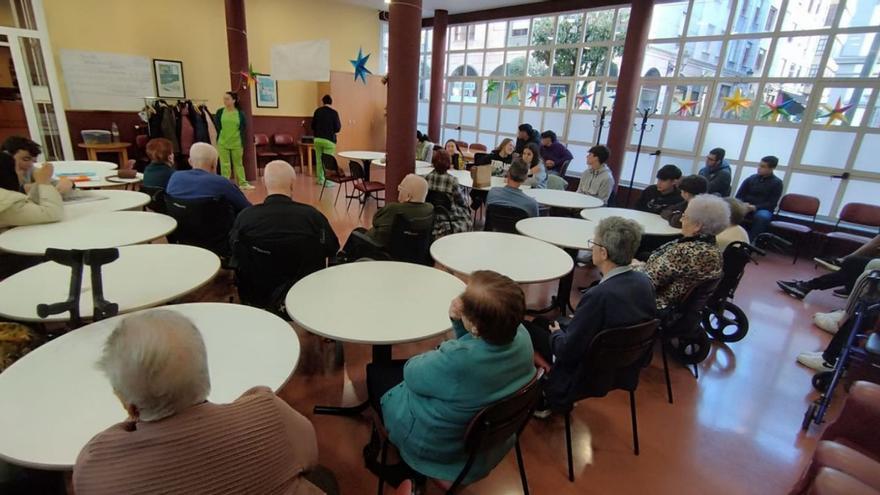 Mayores y jóvenes, ayer en el centro social de Sama. | D. O.