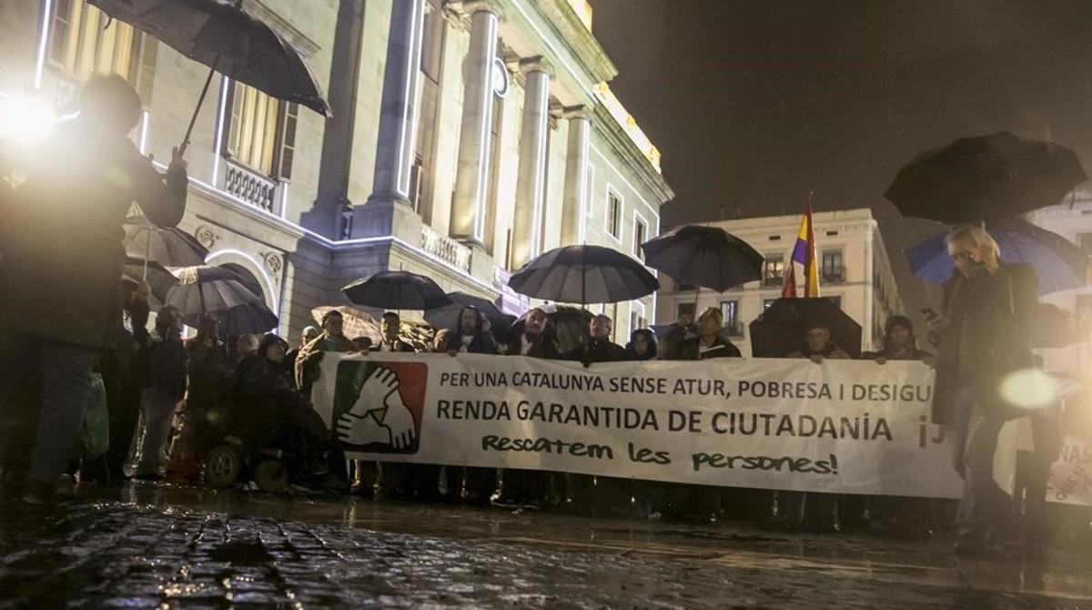 Manifestación para exigir la renta garantizada, en la plaza de Sant Jaume de Barcelona, el pasado diciembre.