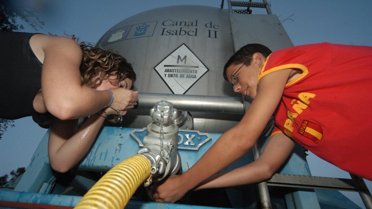 Foto de archivo de un camión cisterna abasteciendo a la población de Rincón de Ballesteros.