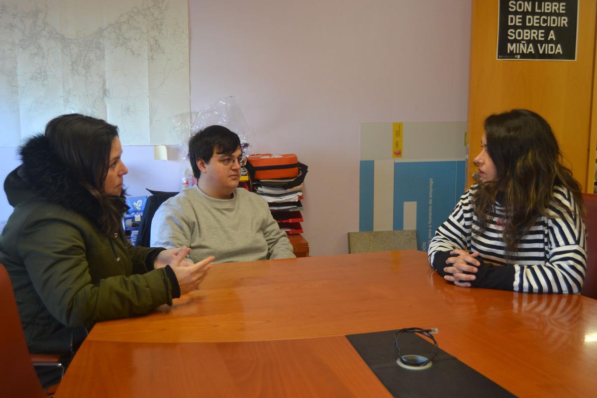 De izquierda a derecha, Tatiana Teixeira, Iván Teixeira y Silvia Carballo, en la reunión de hoy.