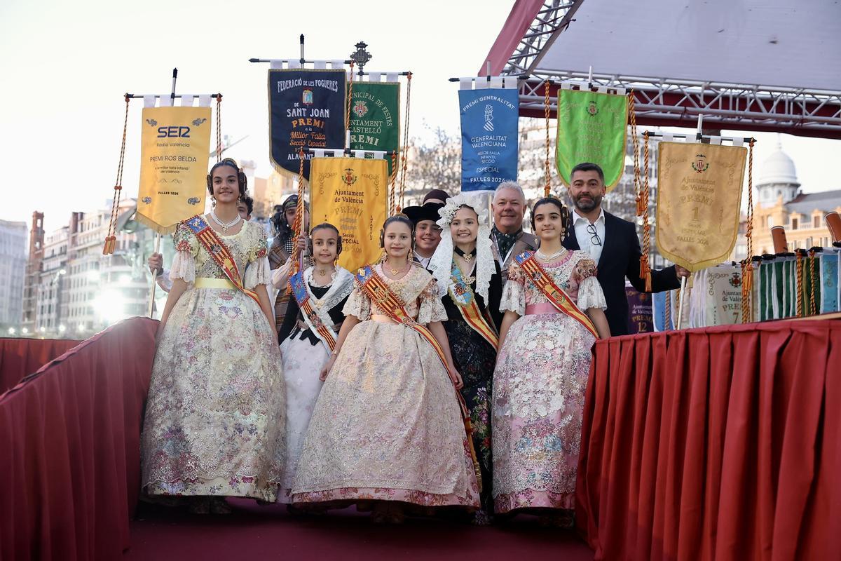 Los infantiles reciben los premios... que casi se pierden