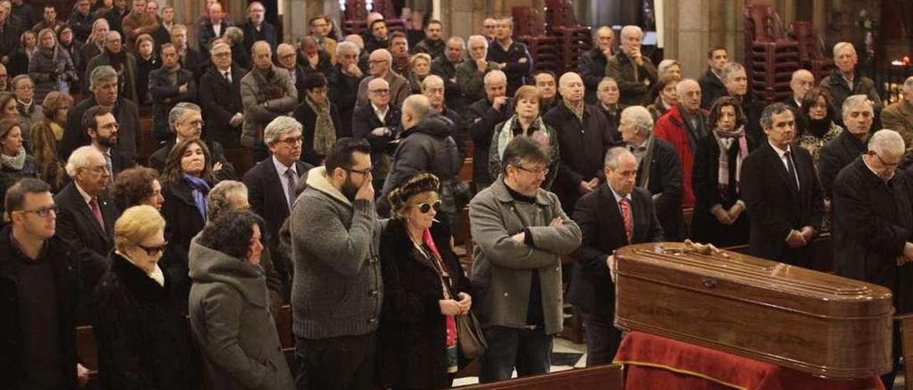 Entrada del féretro en la iglesia de San José de Gijón. En primera fila, su mujer y sus tres hijos. // Á. González