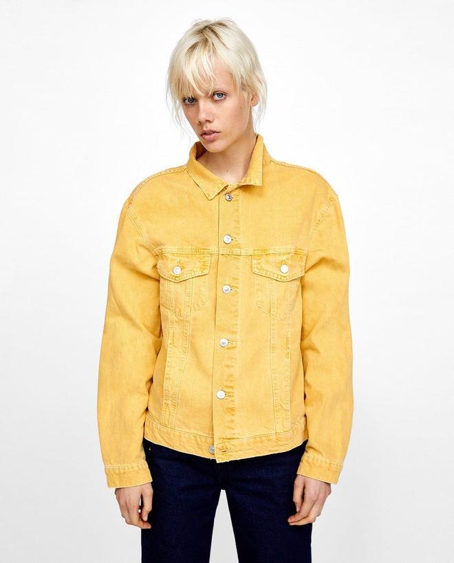 Zara apuesta otra vez por su chaqueta amarilla pero en versión 2018