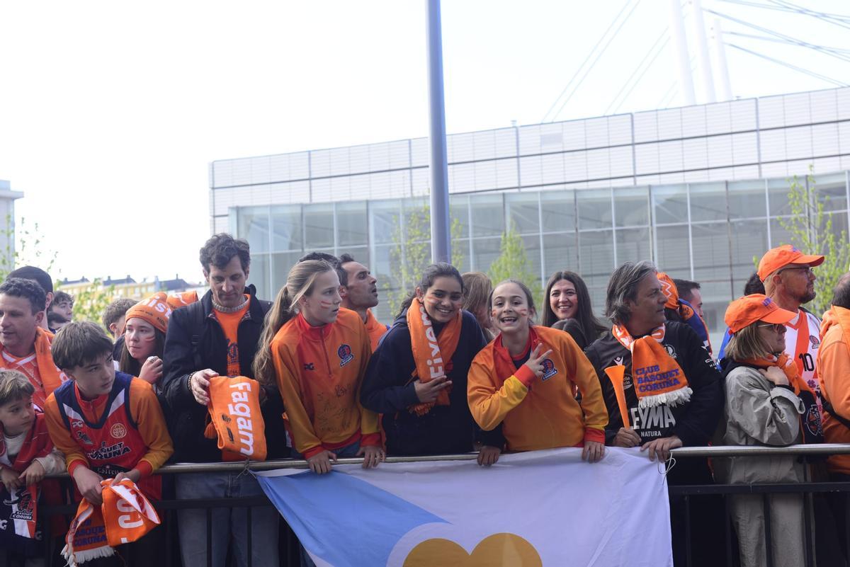 Llegada de los jugadores del Leyma al Coliseum antes del derbi frente al Obradoiro