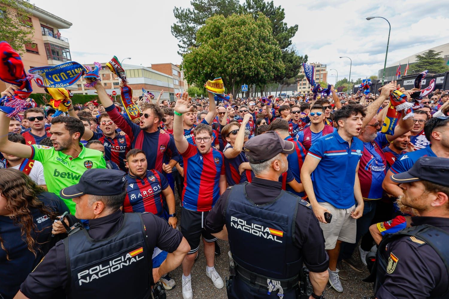 Explosión granota en la llegada del Levante UD a El Plantío