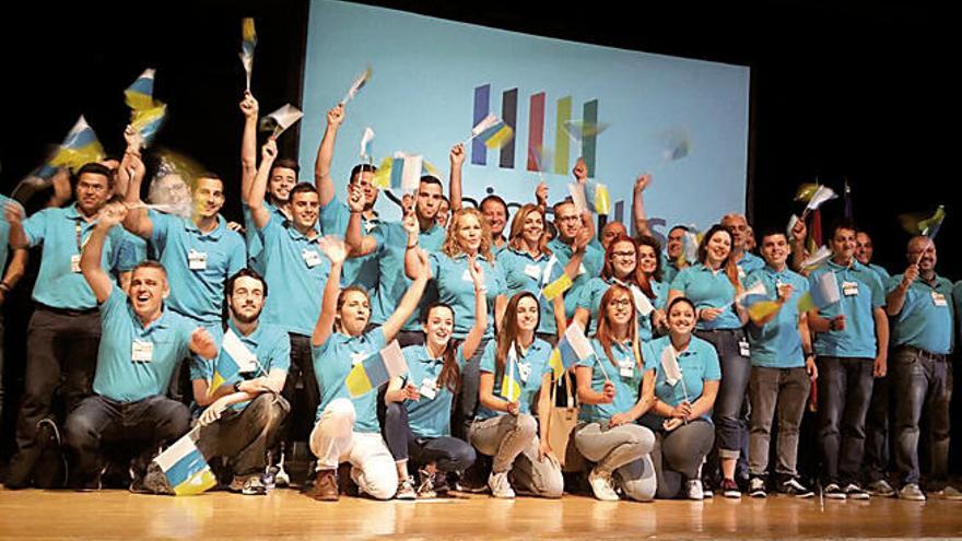 Alumnos de FP y profesores de Canarias en la presentación del equipo autonómico en Madrid.