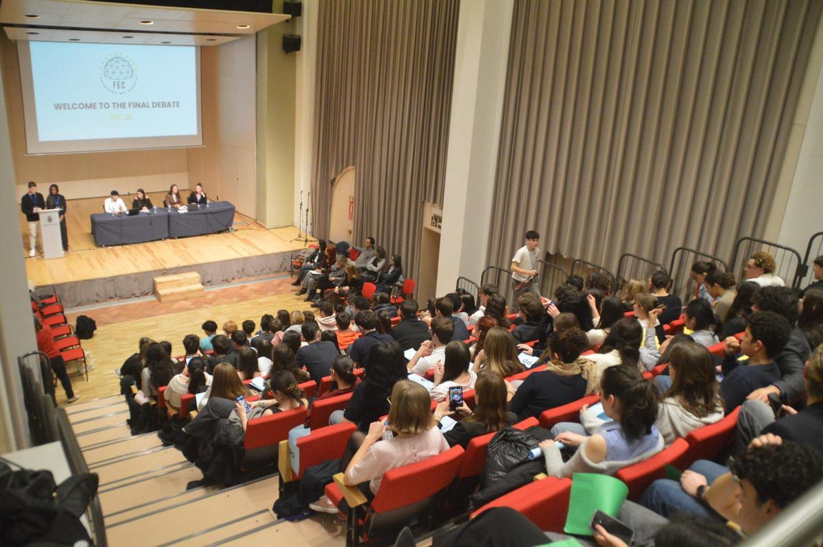 L'auditori de Caputxins ple d'estudiants europeus