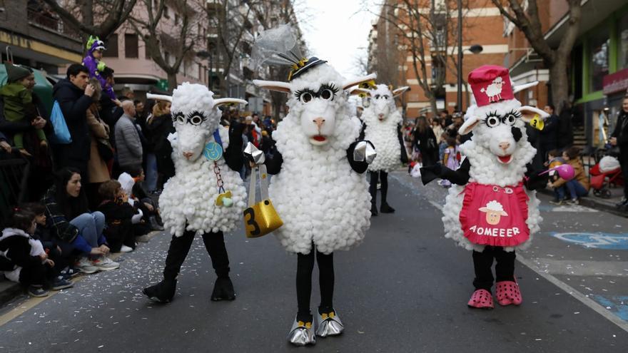 Cientos de personas llenan Zamora de color en el desfile de Carnaval