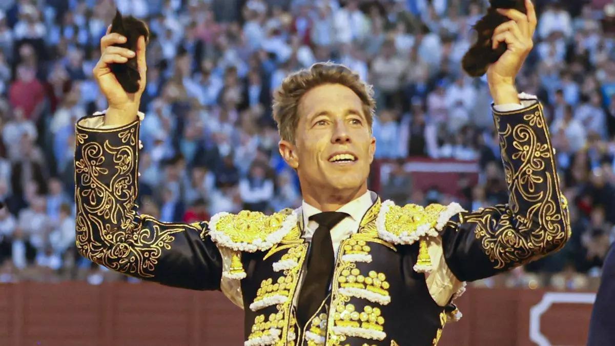 El diestro Manuel Escribano corta dos orejas a su segundo toro.