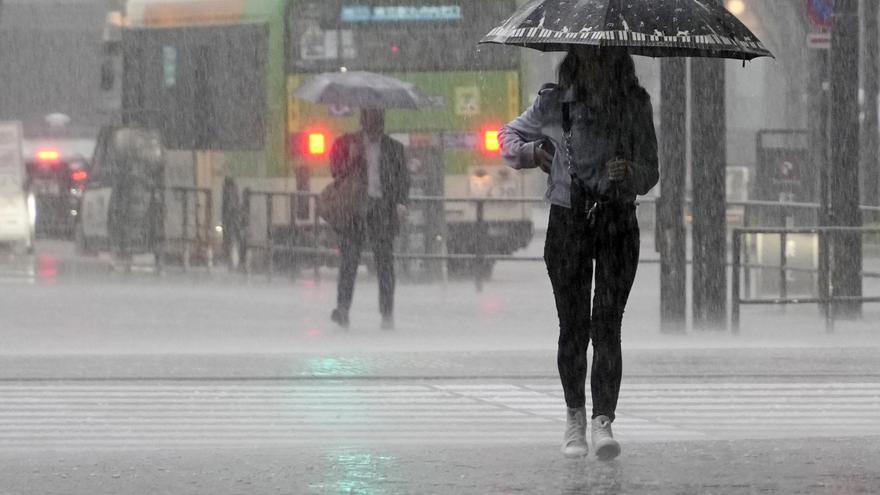 The rains leave a dead person in Japan and force to maintain the alert