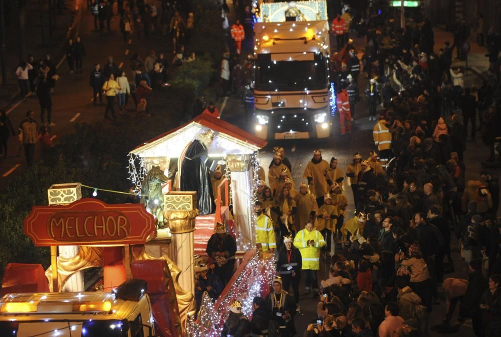 Los Reyes Magos recorren la ciudad desde O Castrillón hasta la plaza de María Pita.