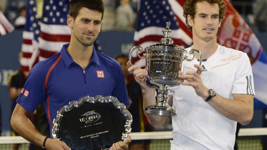 Murray, con su trofeo ante Djokovic.
