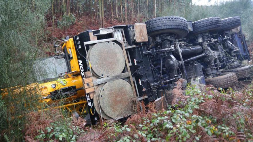 Una grúa de 35 toneladas vuelca sin heridos en Feáns