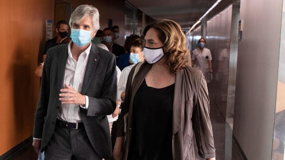 El 'conseller' de Salud Josep Maria Argimon y la alcaldesa de Barcelona Ada Colau el pasado día 14, en el Hospital del Mar de Barcelona.