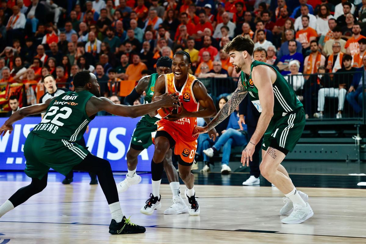 Badio busca una penetración ante la defensa de Jerami Grant y Juancho Hernángomez en el Valencia Basket - Panathinaikos de los playoffs de la Euroliga.