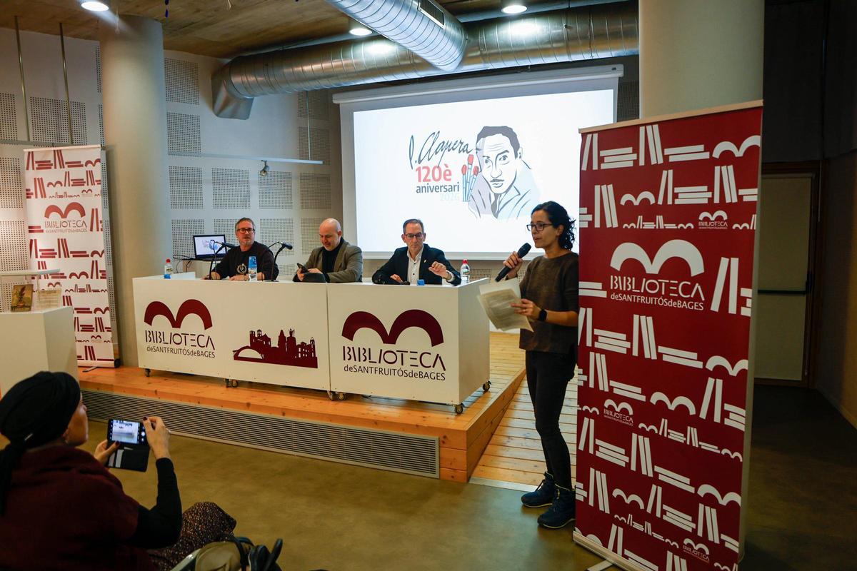 El regidor Xavier Racero, el comissari Ovidi Cobacho, l'alcalde Joan Carles Batanés i l'arxivera Anna Cura, ahir en la inauguració de l'Any Clapera