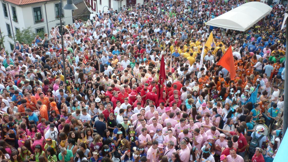 La plaza del Ayuntamiento de Cangas del Narcea, abarrotada durante una pasada edición del pregón.