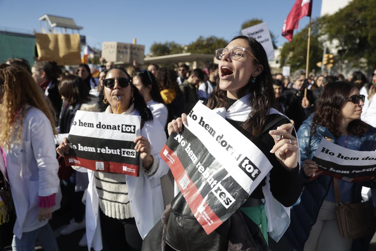 Los sanitarios se han manifestado desde el Departament de Salut hasta la estación de Sants en defensa de la sanidad pública durante el primer día de la huelga de médicos.