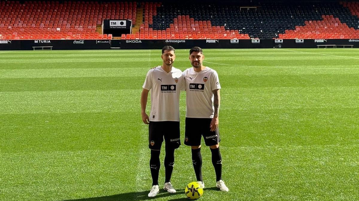 Unai Núñez y Guido Rodríguez ya pisan el Camp de Mestalla: así ha sido su presentación