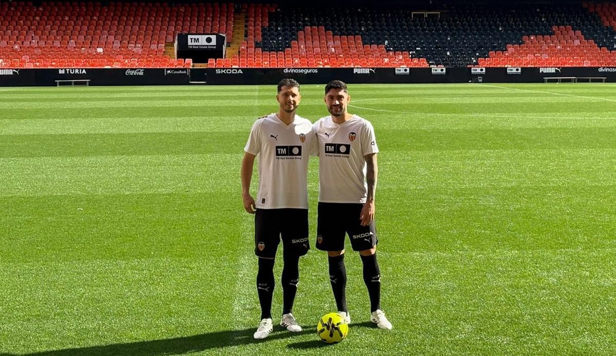 Unai Núñez y Guido Rodríguez, sobre el césped de Mestalla.