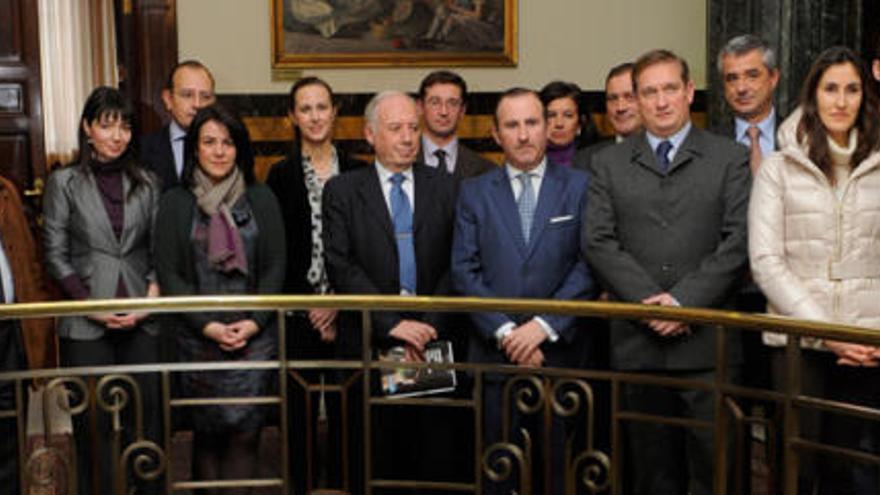 Por la izquierda, los participantes en el encuentro de ayer organizado por «Asturias Compromiso XXI», Íñigo Noriega, Melchor Fernández, Rosa Vivas; Eduardo Lasa, Ángeles Rivero, Laura González, Luis Francisco Toyos, Fernando Méndez-Navia, Pablo Junceda, Beatriz Fernández, Antonio Lobeto, Juan Carlos Cuesta, José María de Rato, Olalla Pena, Nacho Montserrat y Cristina Fernández.