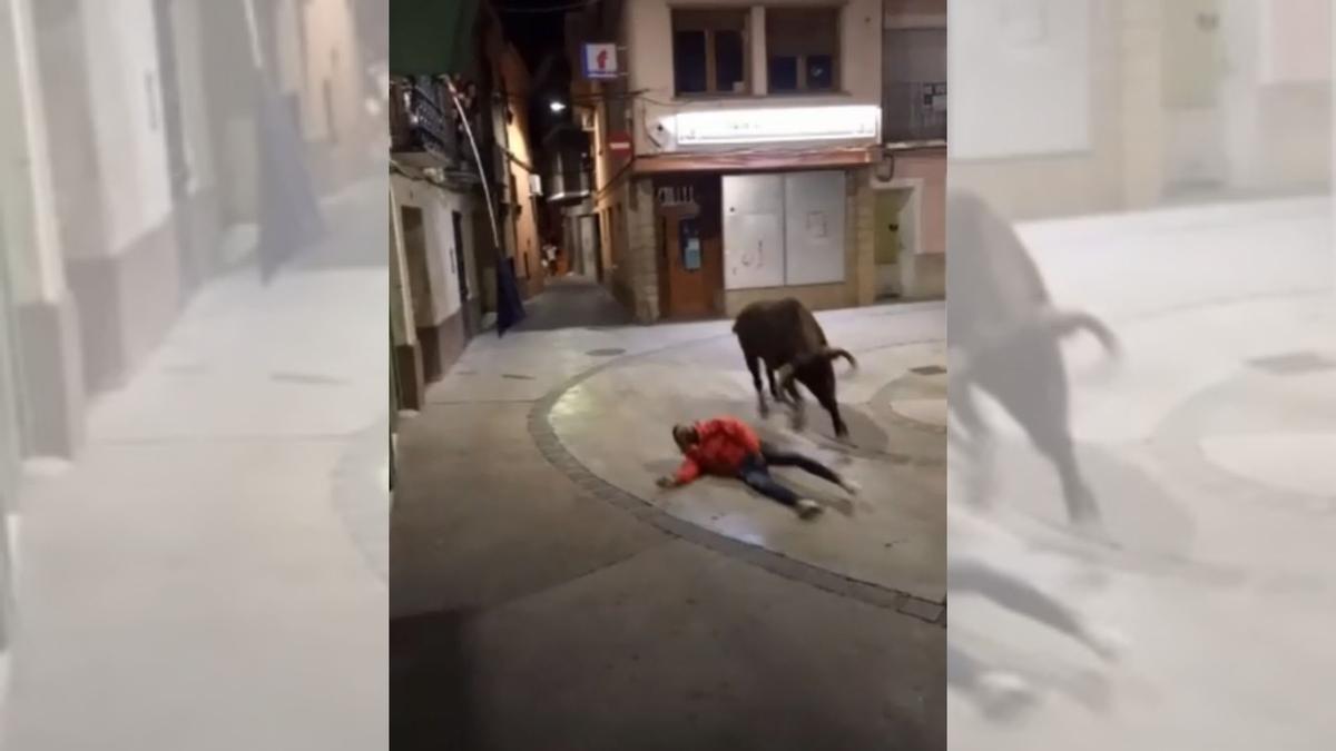 Captura de la cogida de una vaquilla a un joven en Ricla