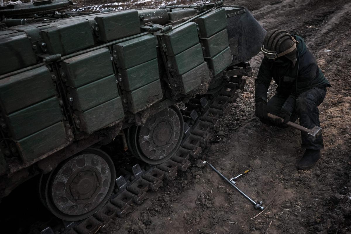 Militares ucranianos cerca de la línea del frente cerca de Kreminna, región de Lugansk, el 12 de enero de 2023, en medio de la invasión rusa de Ucrania.