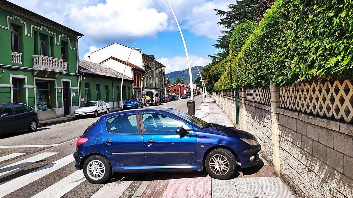 Un herido leve tras chocar un coche y una ambulancia en La Felguera