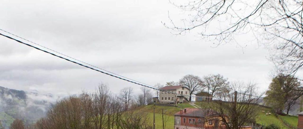 Acceso a El Carbayu, en Langreo.