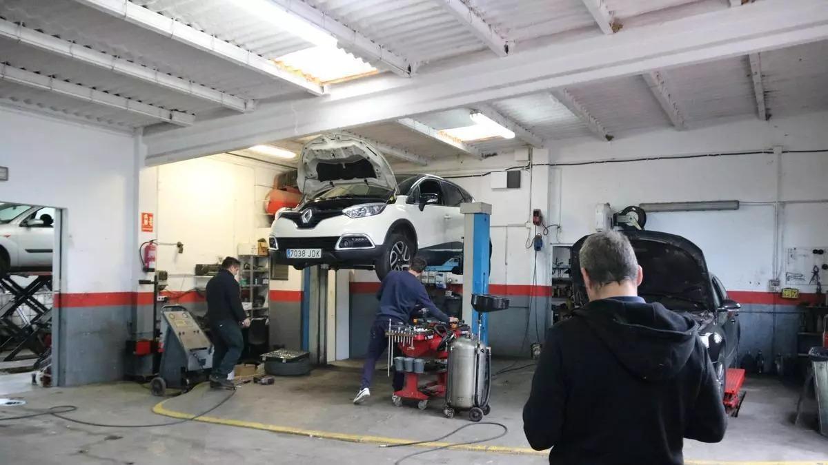 Interior de un taller mecánico de Llofriu