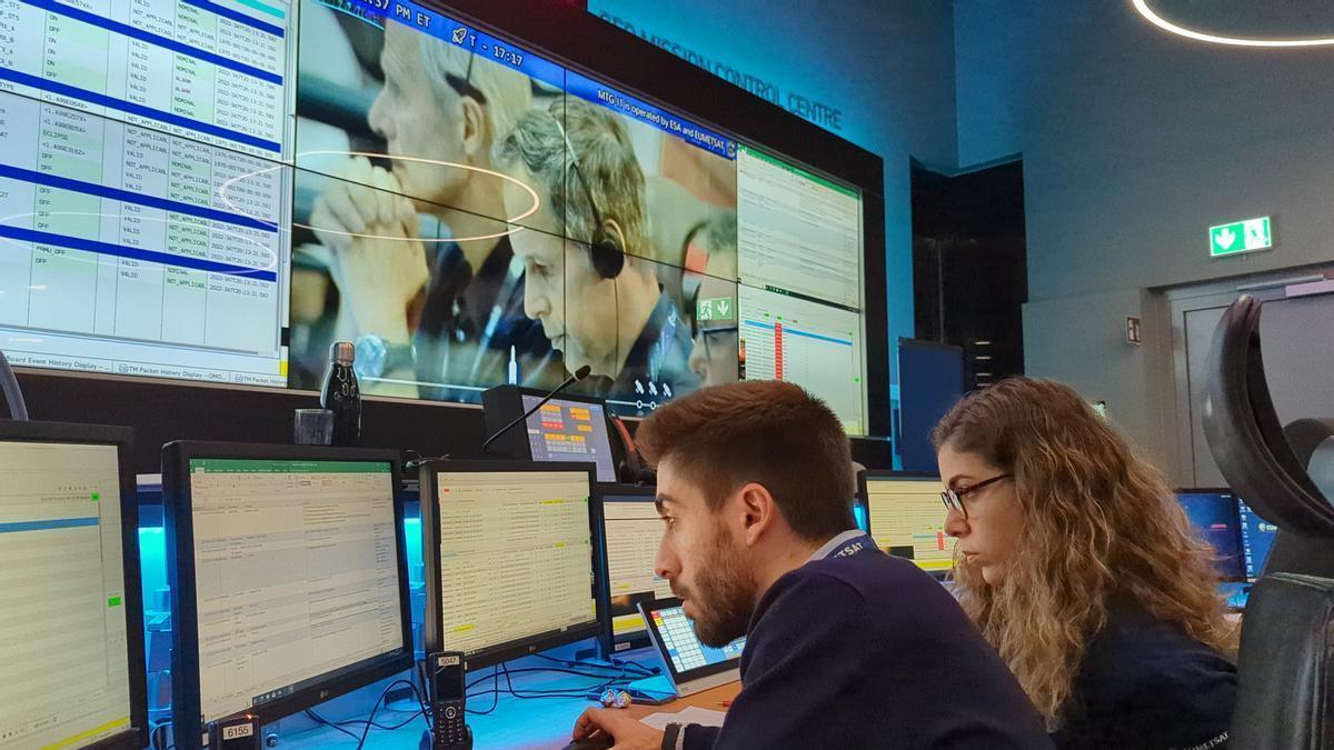 Los dos jóvenes gallegos, durante su trabajo en la sala de control de la Eumetsat, en Alemania.