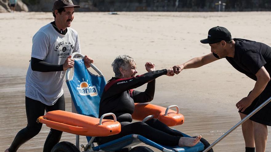 Voluntarios y participantes en la actividad ‘Surf para muy capacitados’.   | // JAVIER COROMINAS
