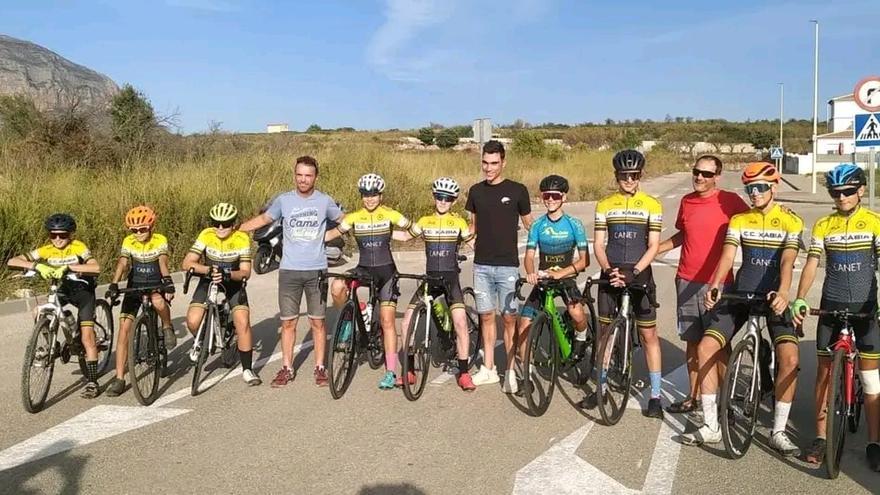 Juan Ayuso junto a los jóvenes ciclistas y los preparadores del club ciclista Xàbia