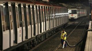 TMB retira un convoy de metro de la línea 1 al detectar amianto en los bajos