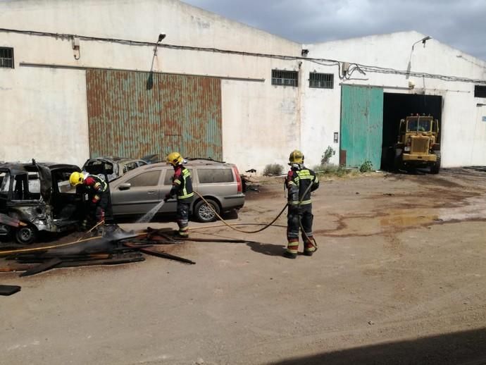 Un incendio calcina nueve coches en una nave de desguace en Arrecife