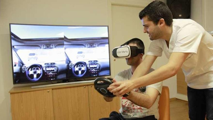 Un usuario y un profesor experimentan con la realidad virtual. // J. Lores