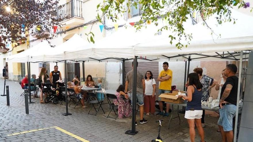 El veïnat del carrer de La Font d’Abrera celebra la seva Festa Major tot i la pluja