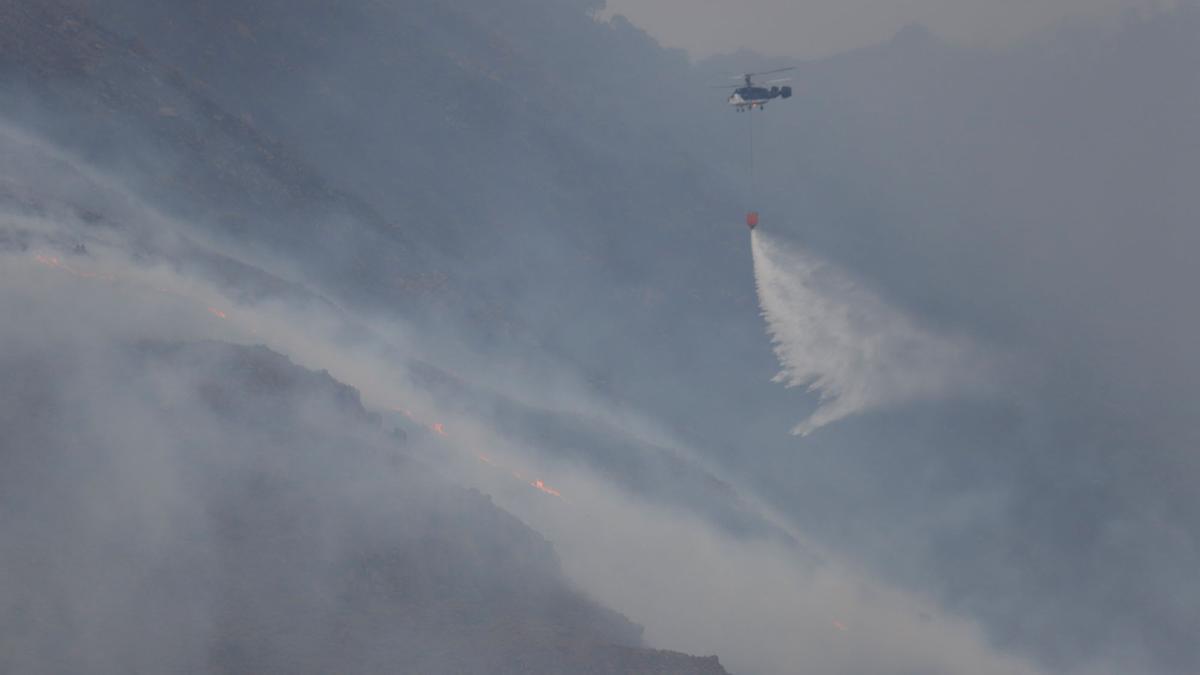 El incendio en Sierra Bermeja, visto desde El Cerró Silla de los Huesos, en Casares.