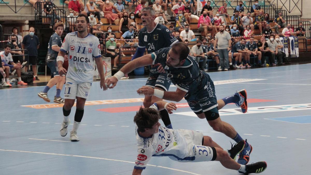 Dani Cerqueira cae ante la defensa de Carlos Álvarez y la mirada de Baptista, Simón y Muratovic.