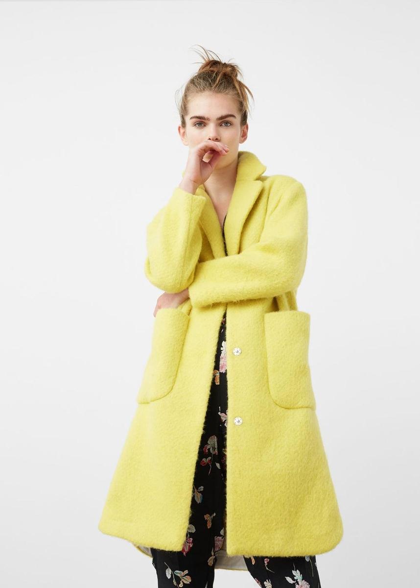 Abrigo de lana amarillo de MANGO (69,99€)