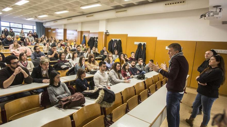 El vicerrector José Penadés se dirige a los alumnos acompañado por el decano y su equipo.