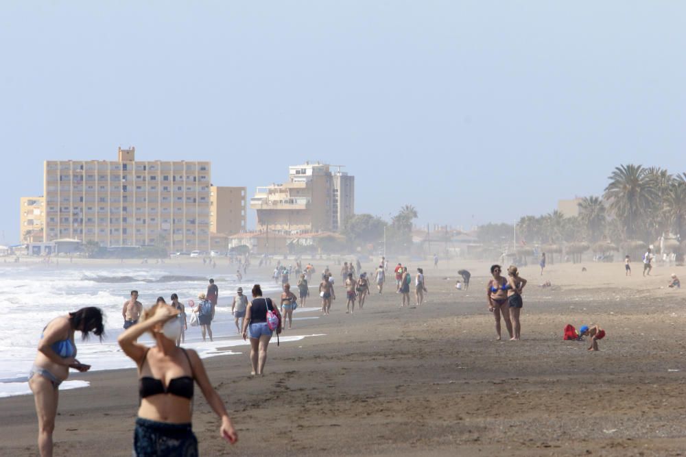 Cada vez queda menos para que Málaga entre en la fase 2 de la desescalada. Con ella, llegará la apertura de las playas y los comercios playeros y los chiringuitos de la capital ya se preparan para una afluencia mayor de bañistas.