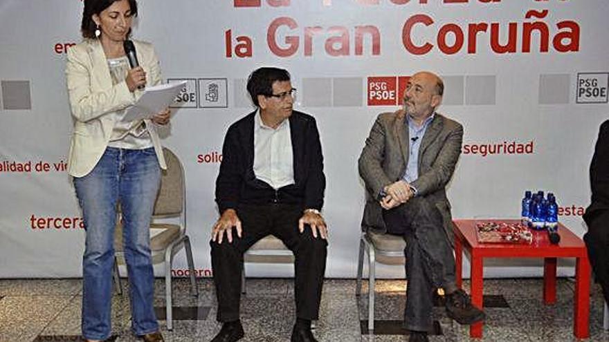 Silvia Longueira, en un acto electoral en 2011, con Fernando Pariente y Javier Losada.